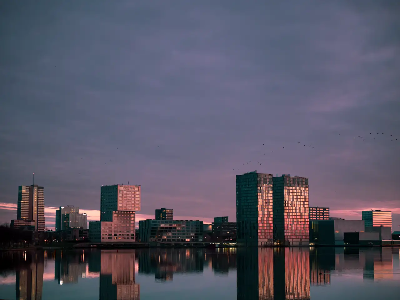De skyline van Almere Centrum aan het Weerwater