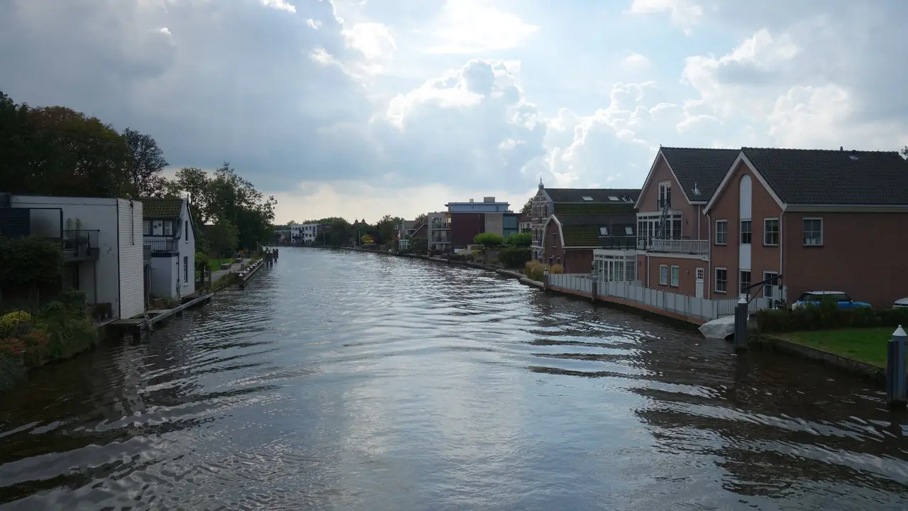De Oude Rijn in Alphen aan den Rijn met woningen langs het water