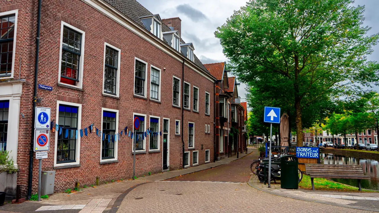 Straat met grachtje en oude huizen in Amersfoort