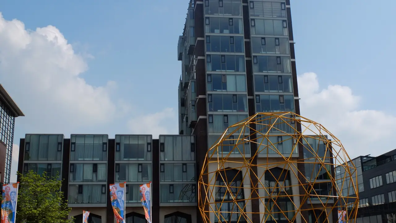 Woontoren en winkels in het Amstelveense Stadshart