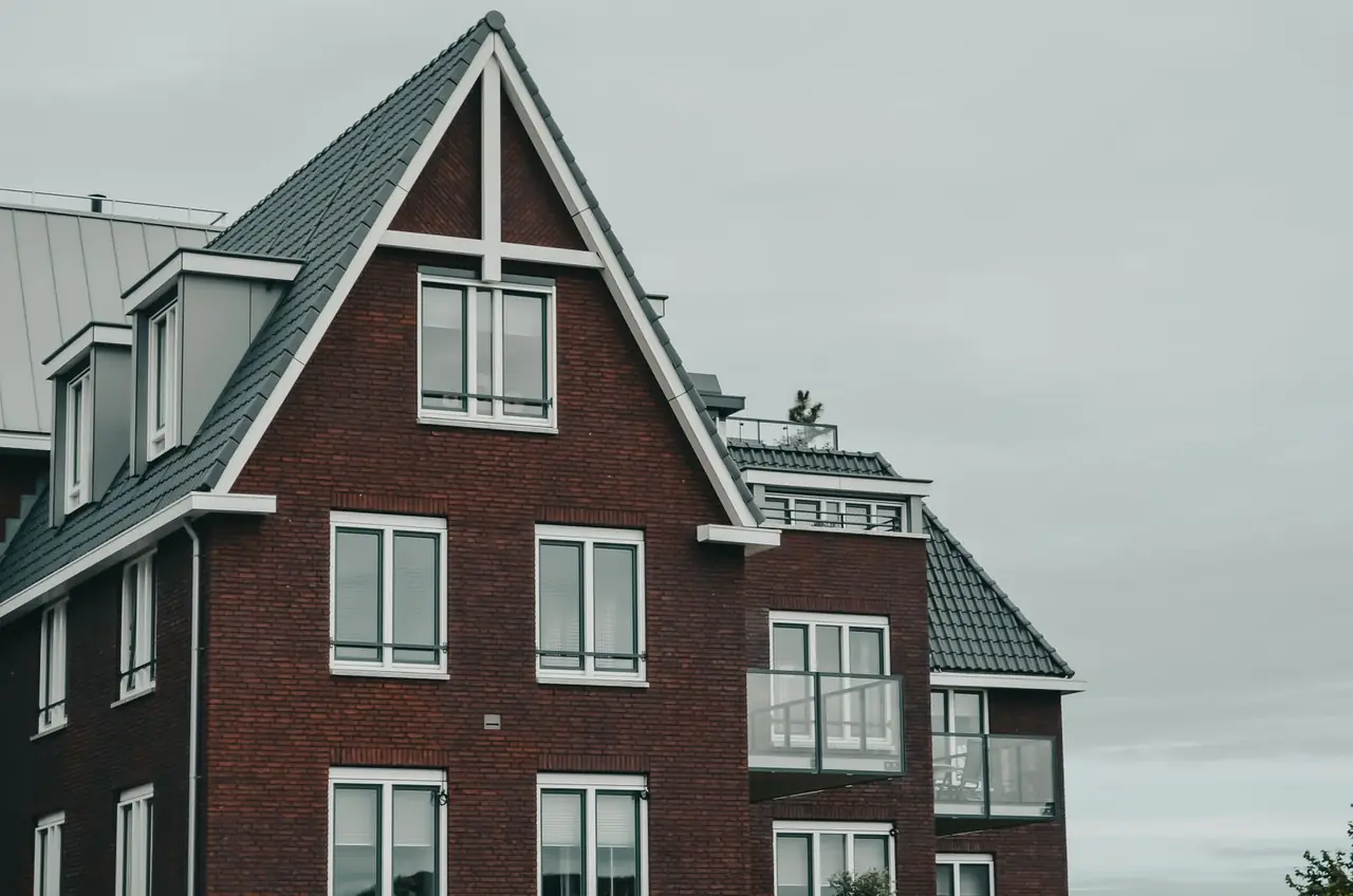 Een bakstenen Amsterdams woonhuis met puntgevel