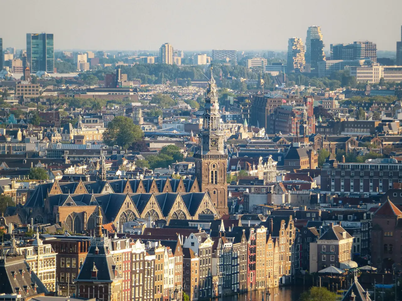 Uitzicht over de daken van de Amsterdamse binnenstad