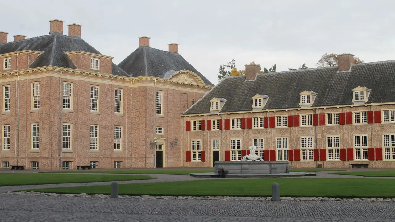 Paleis Het Loo met gazons in Apeldoorn