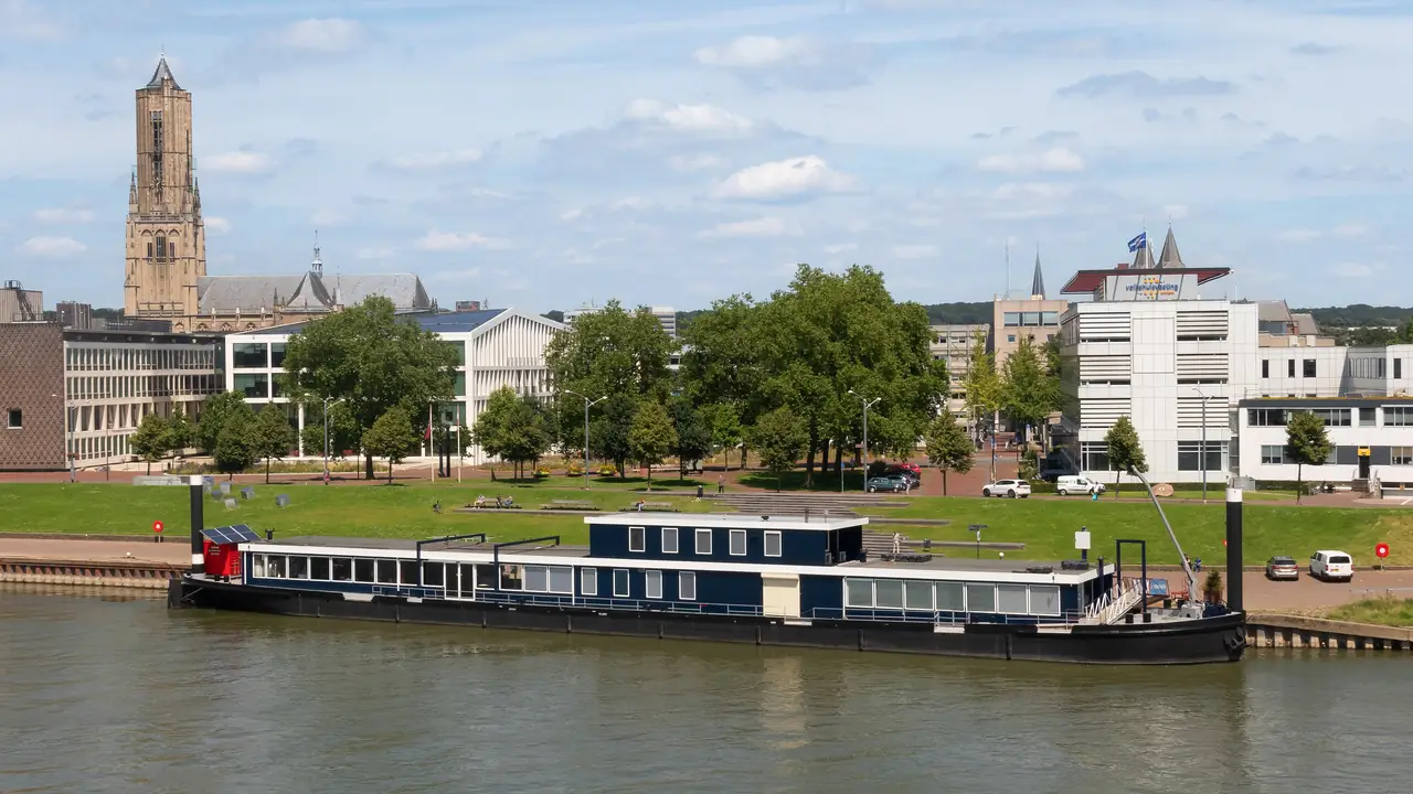 Een rondvaartschip aan de Rijnkade in Arnhem