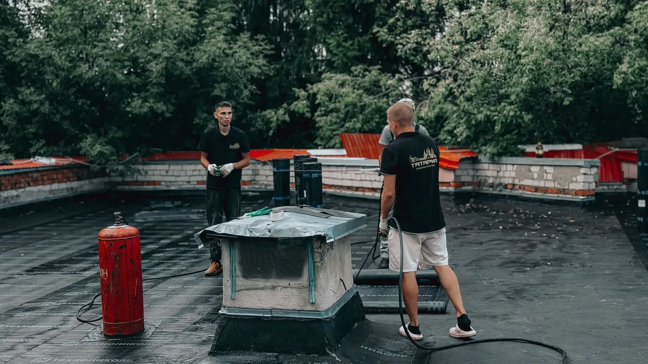 Dakdekker legt nieuwe dakbedekking op een plat dak