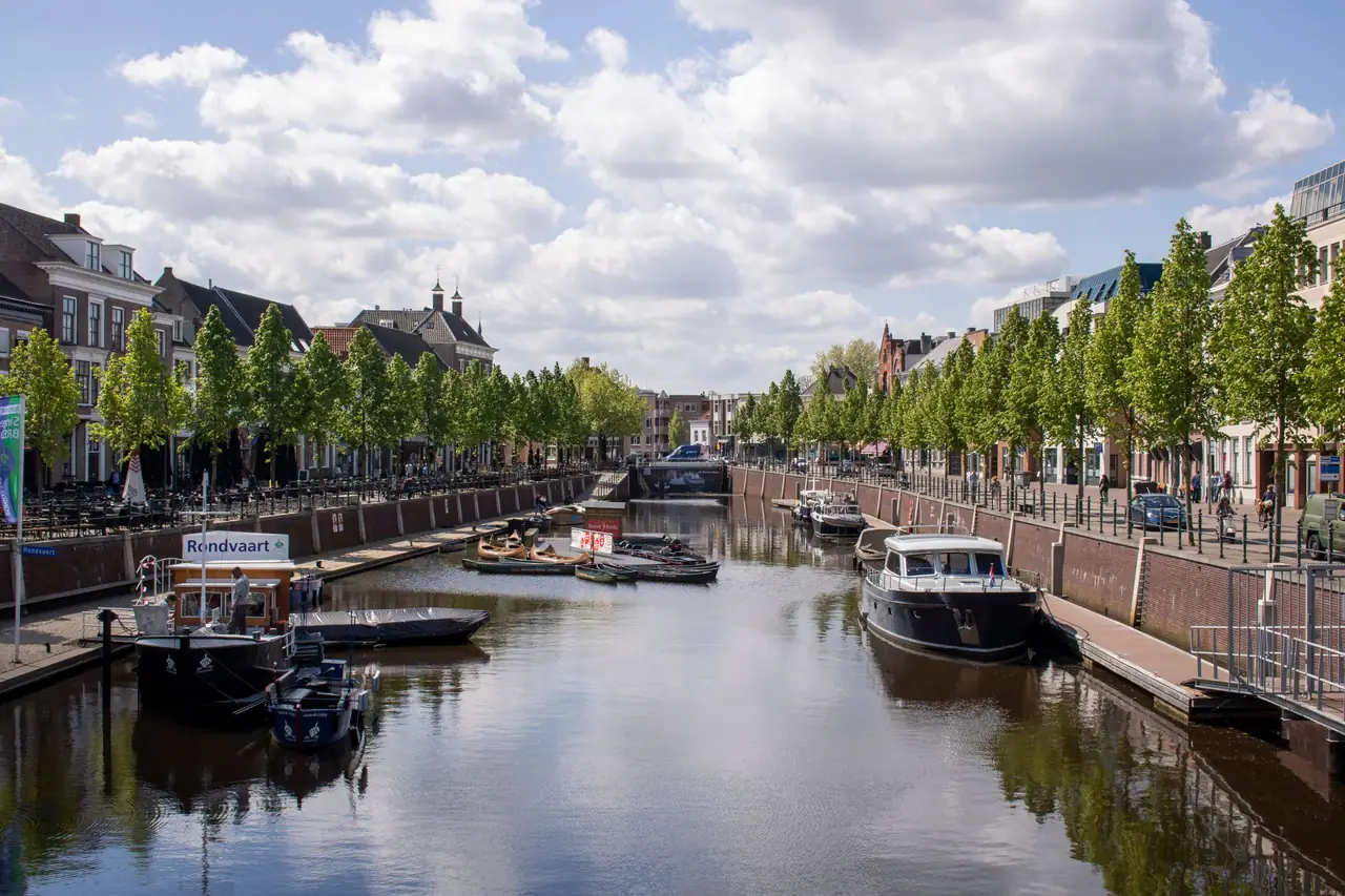 De haven van Breda met historische panden aan het water