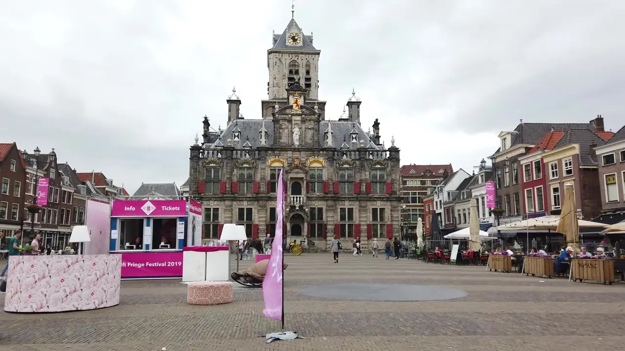 De Markt in Delft met het stadhuis