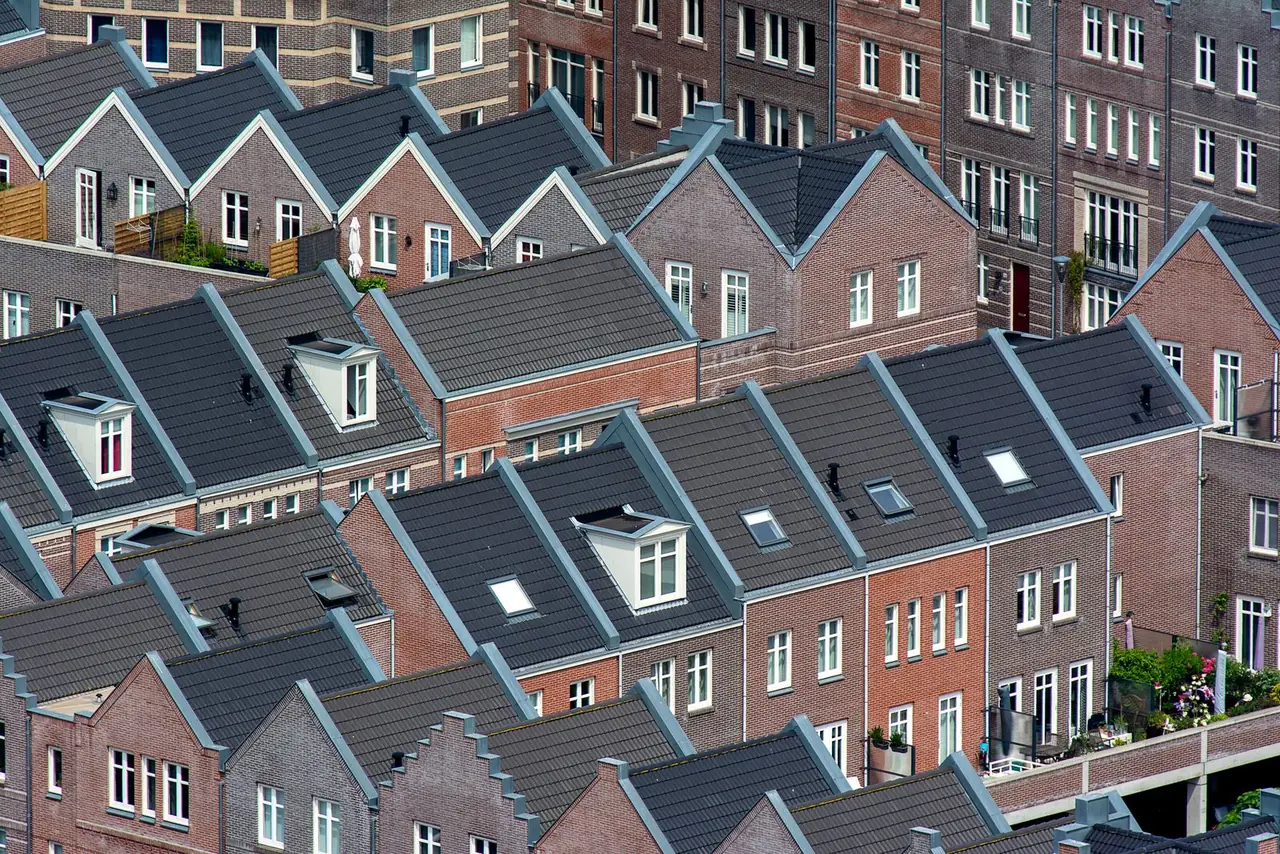 Rijtjeshuizen met kappen in Den Haag van bovenaf