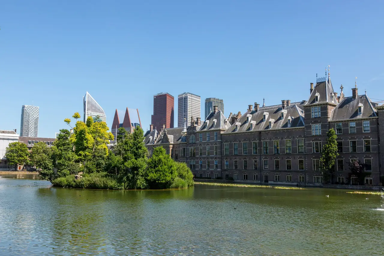 Het Binnenhof en de skyline van Den Haag weerspiegeld in de Hofvijver