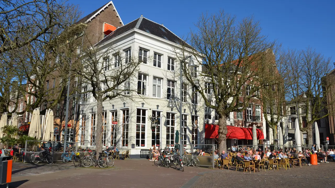 Panden en terrassen aan de Brink in Deventer