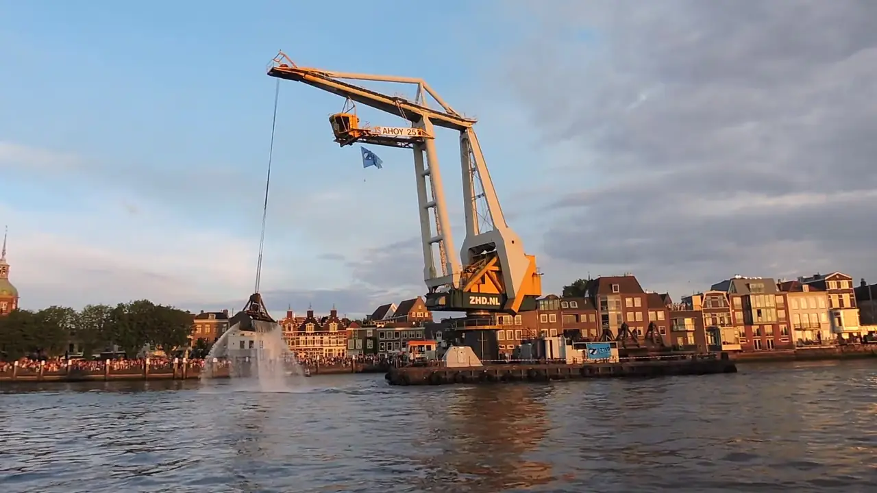 Stoomkraan op het water bij Dordrecht tijdens Dordt in Stoom