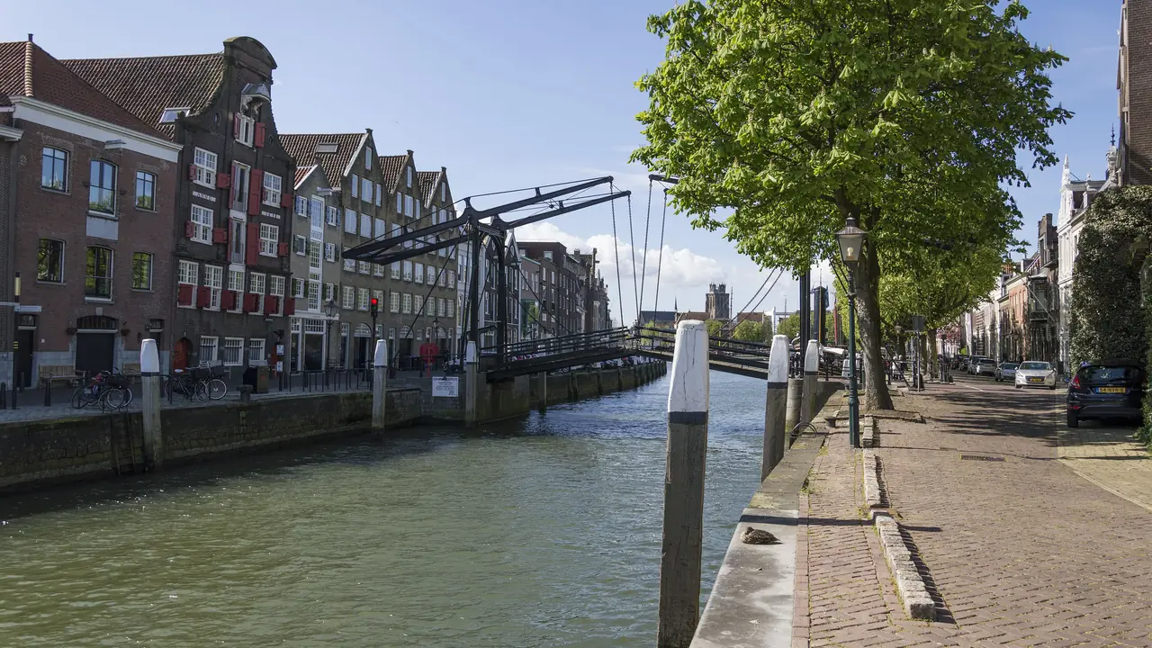 De Wolwevershaven in Dordrecht met oude pakhuizen