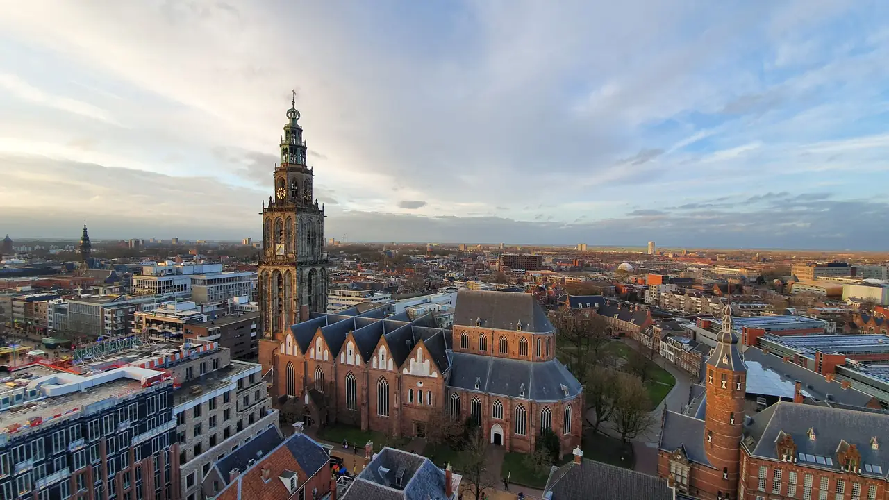 Luchtfoto van de binnenstad van Groningen met de Martinitoren
