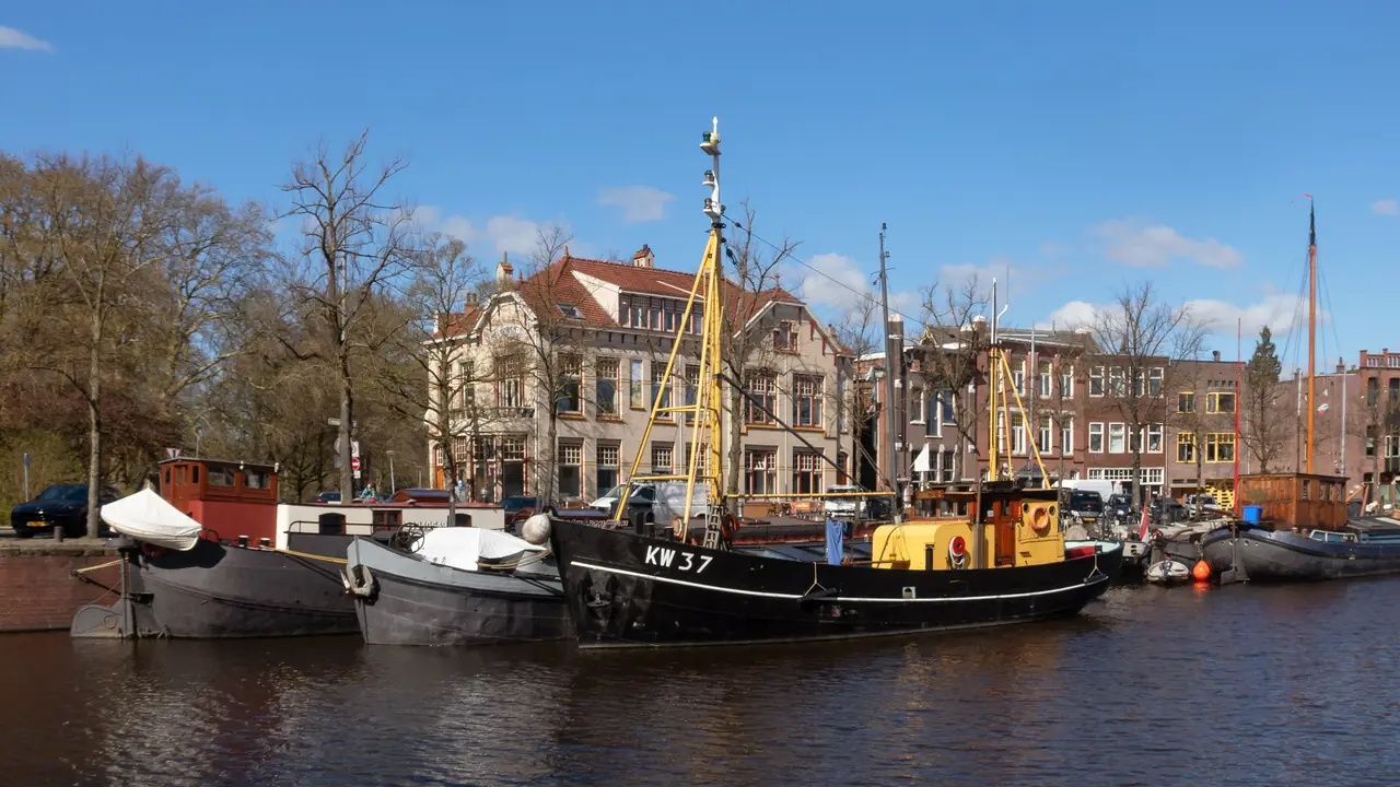 Schepen in de Noorderhaven in Groningen