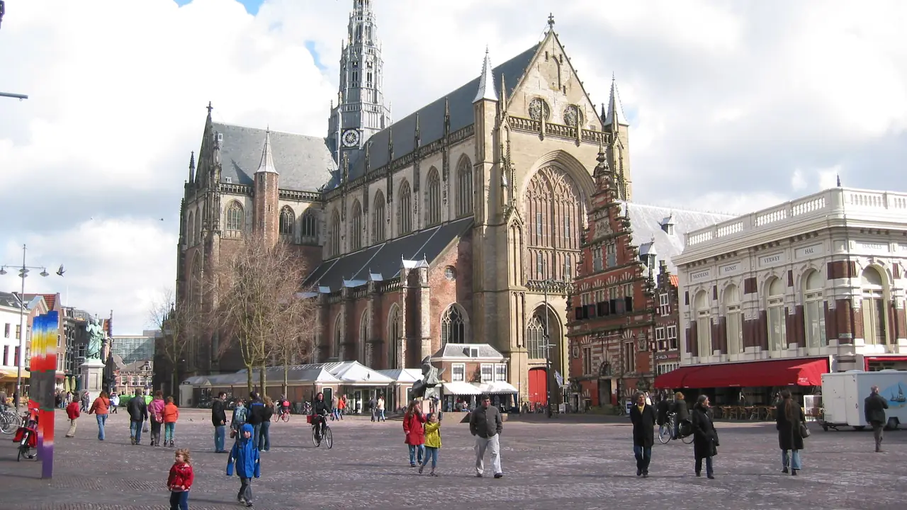 De Grote Markt in Haarlem met de Sint-Bavokerk