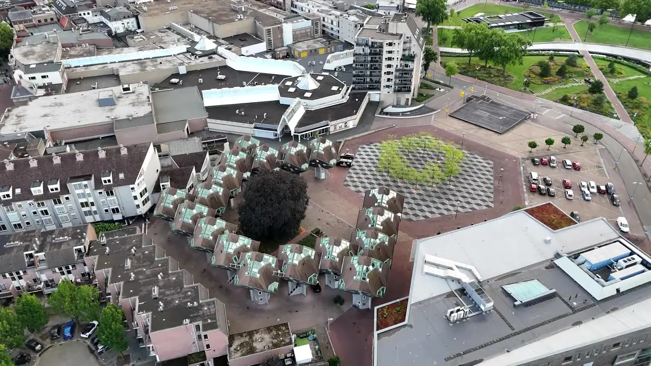 De kubuswoningen bij het Speelhuis in Helmond van bovenaf