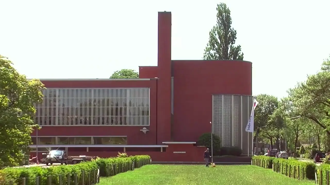 De Snelliusschool van Dudok in Hilversum, met platte daken
