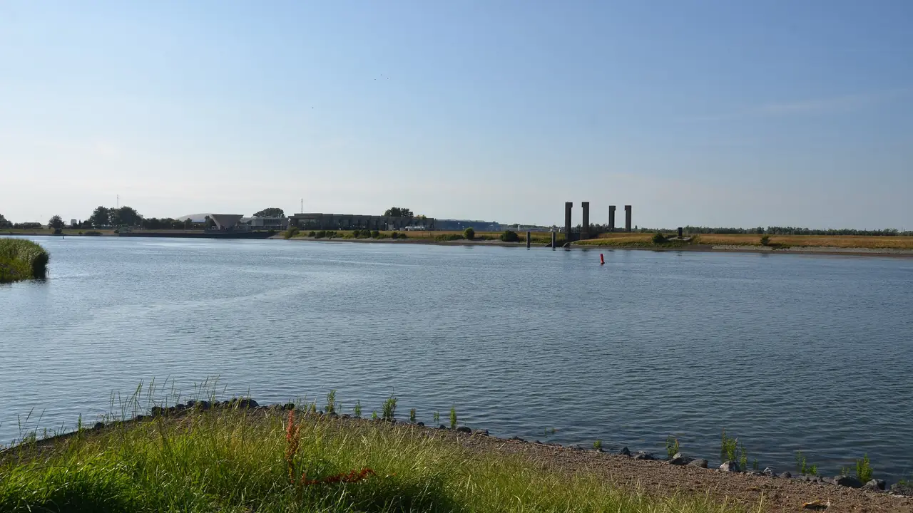 Water en dijk bij Oud-Beijerland