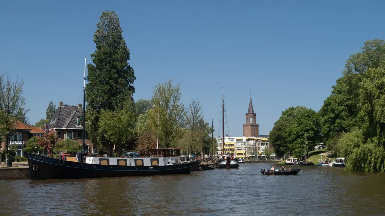De Wester Stadsgracht in Leeuwarden, gezien vanaf de Westerplantage