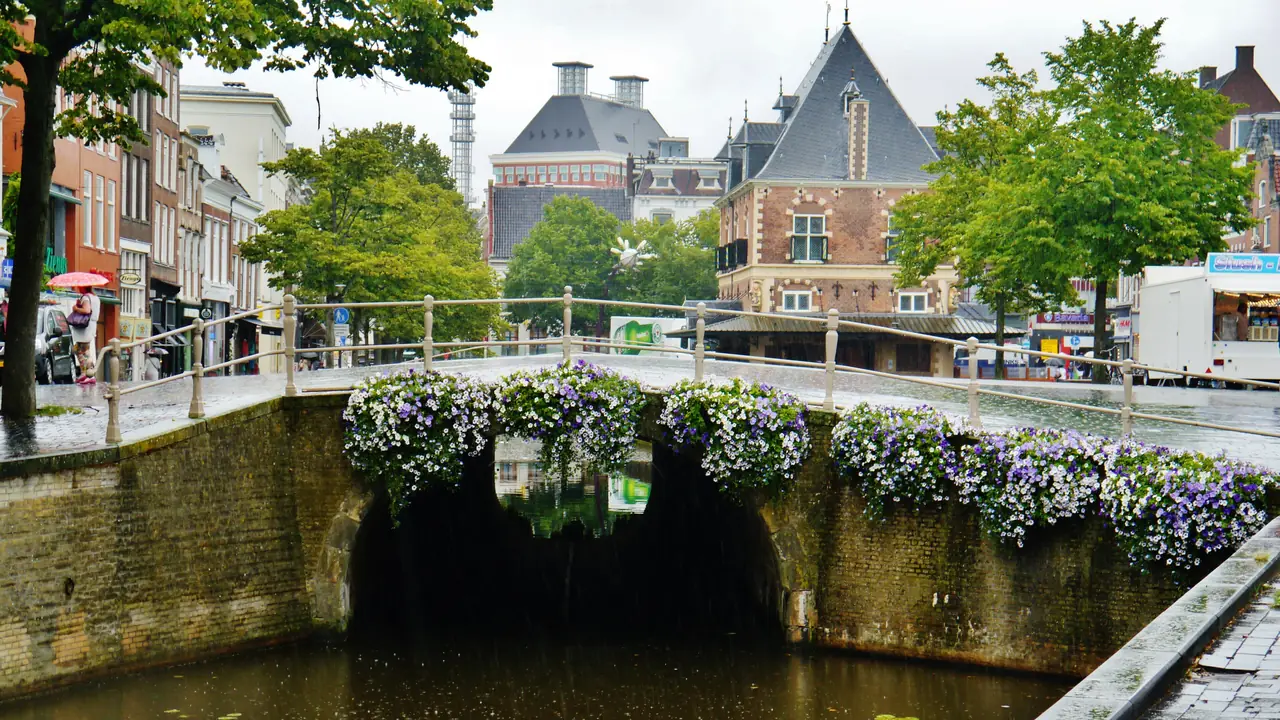 Brug over de gracht in de binnenstad van Leeuwarden