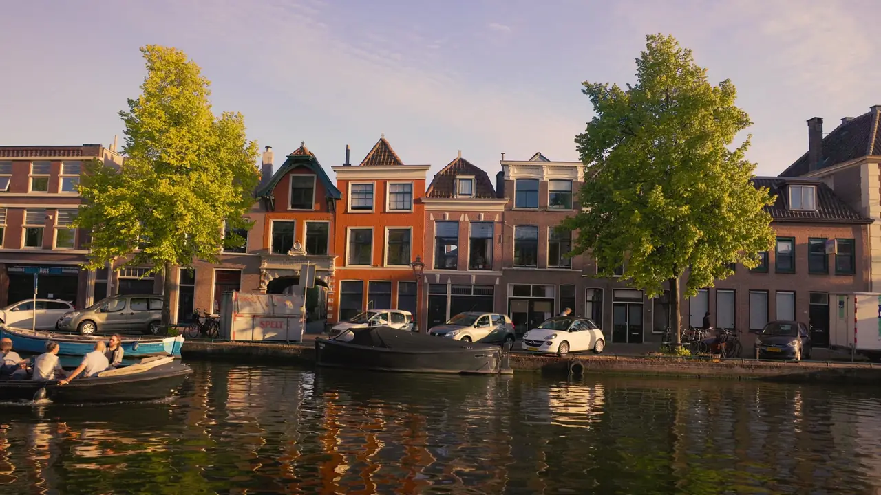 Gracht met bootjes in Leiden