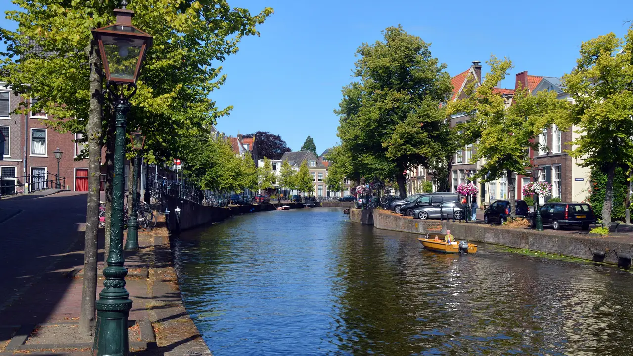 Het Rapenburg in de binnenstad van Leiden
