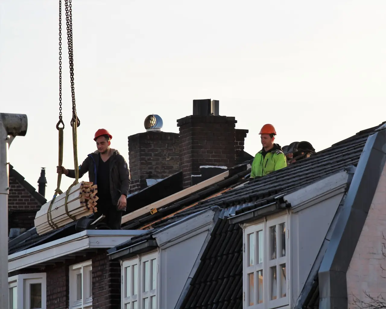 Dakdekkers aan het werk op een dak in Nederland