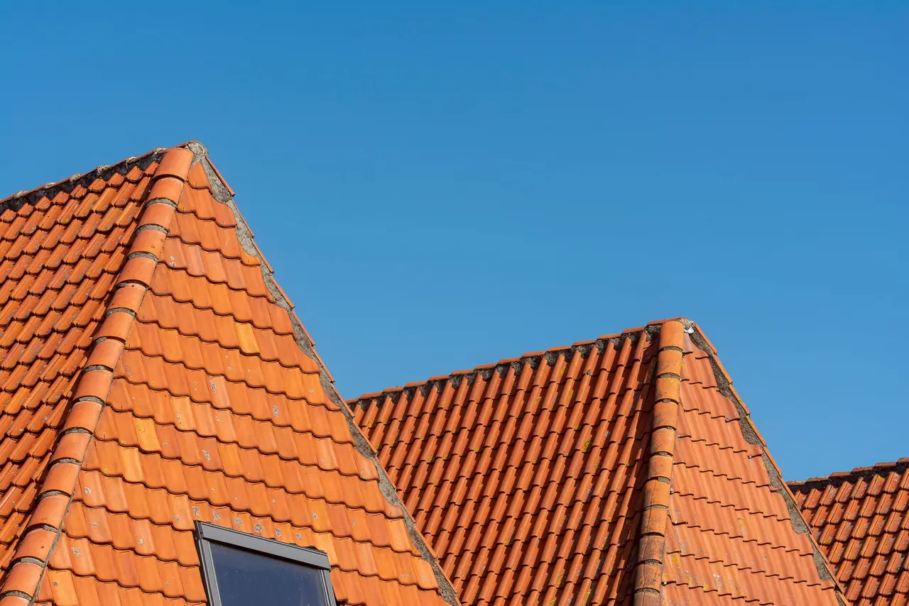 Oranje dakpannen van dichtbij