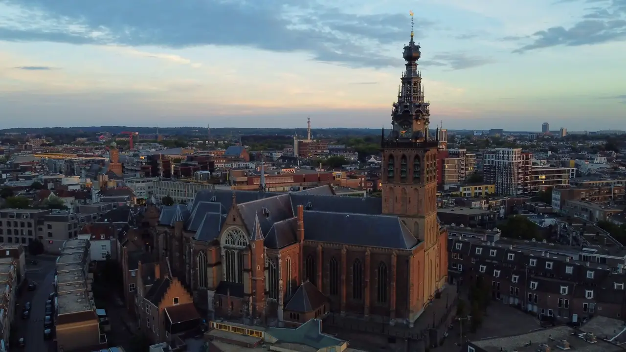De Stevenskerk boven de daken van Nijmegen