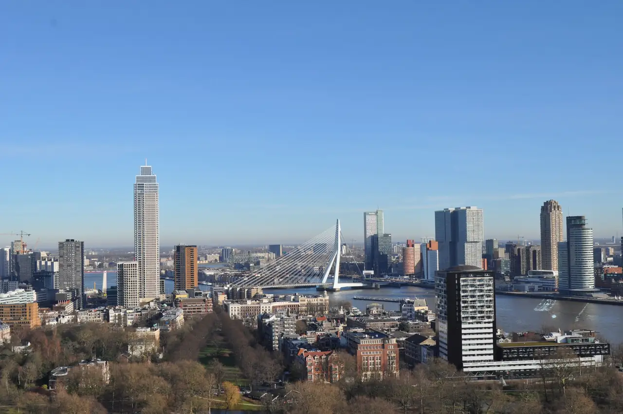 Luchtfoto van Rotterdam met de Erasmusbrug en de Kop van Zuid