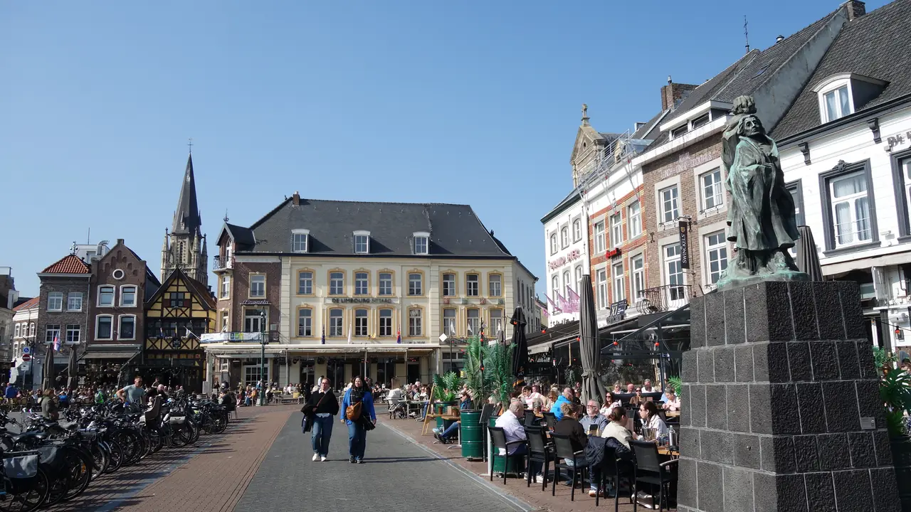 De Markt in Sittard met de Sint-Petruskerk
