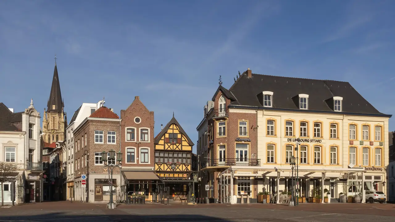 De Markt in Sittard met de Sint-Petruskerk