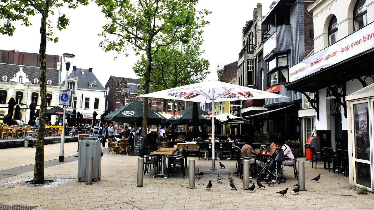 Terrassen en panden aan de Heuvel in Tilburg