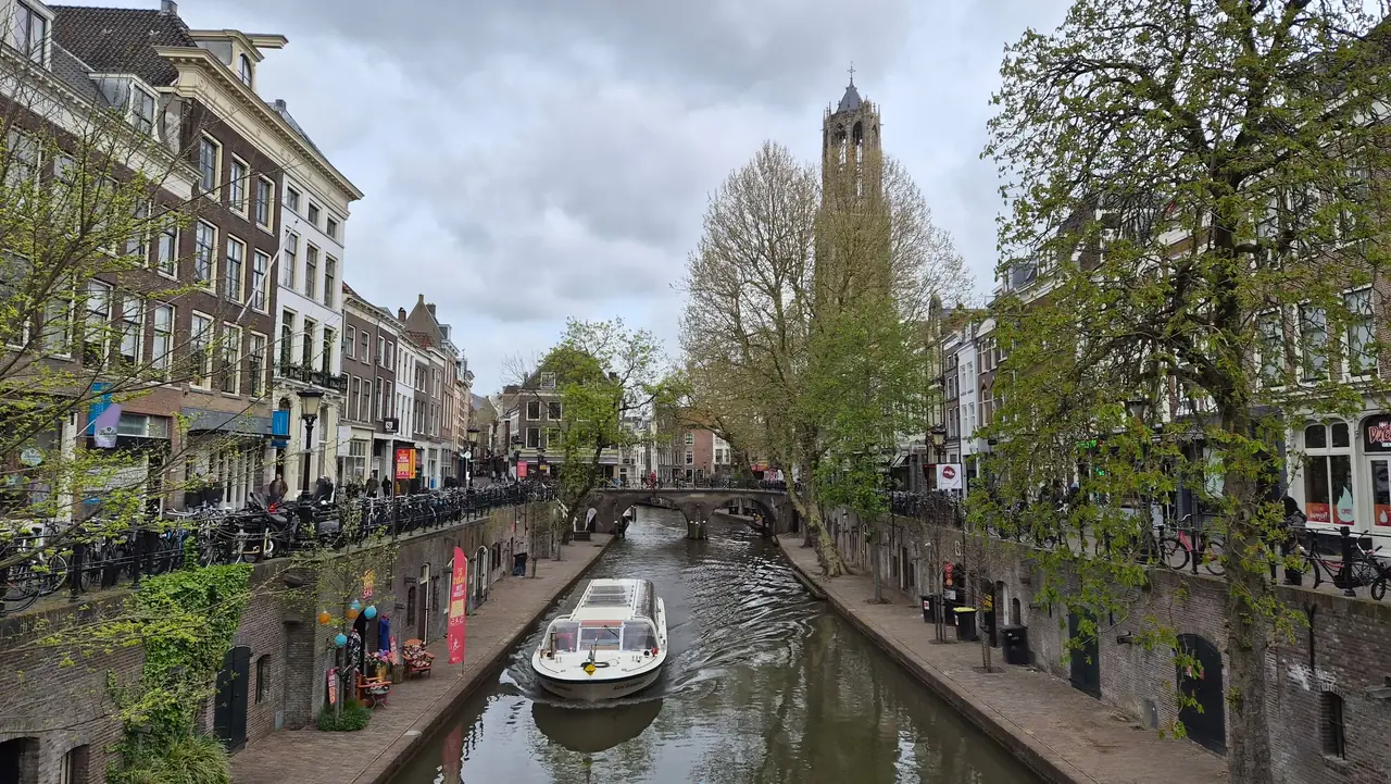 De Oudegracht in Utrecht met de Domtoren op de achtergrond