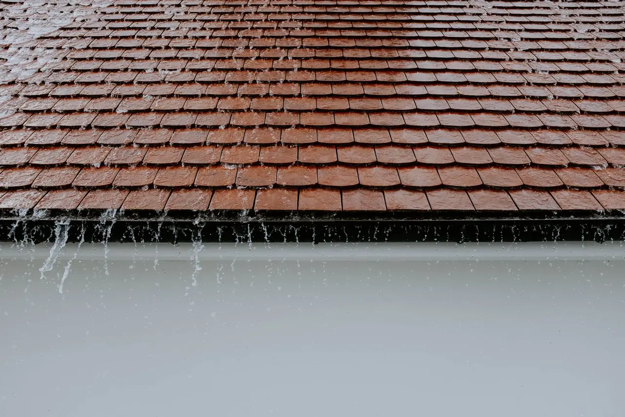 Regen op een pannendak