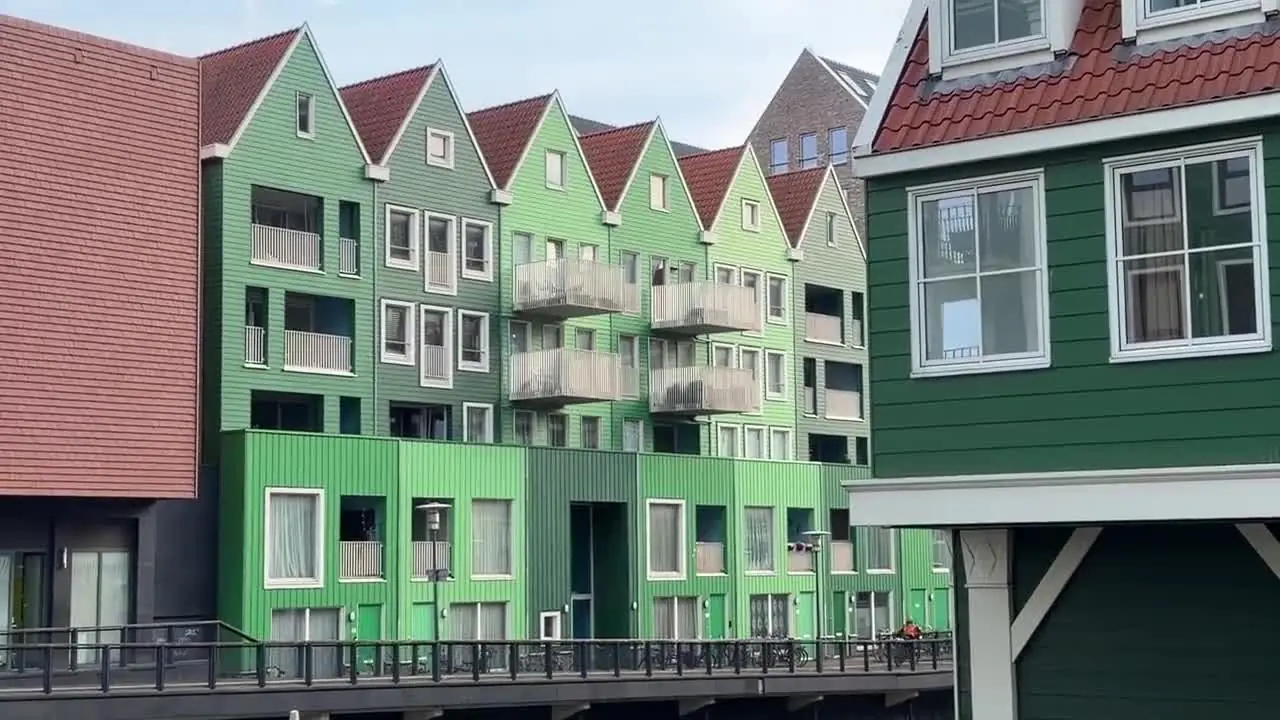Groene Zaanse gevels met puntdaken in Zaandam