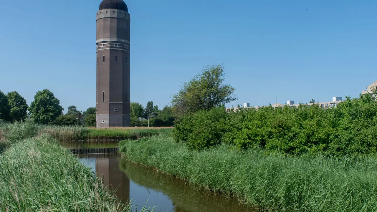 Watertoren aan een groene vaart in Zoetermeer