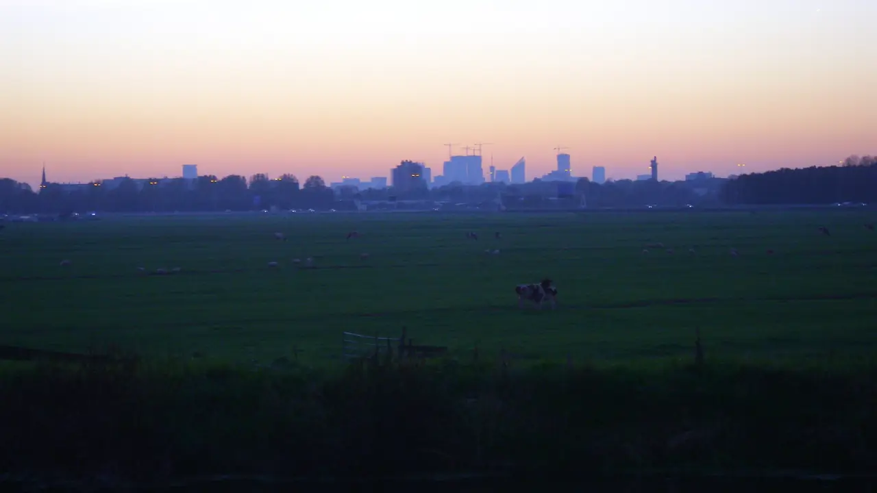 De skyline van Zoetermeer bij zonsondergang