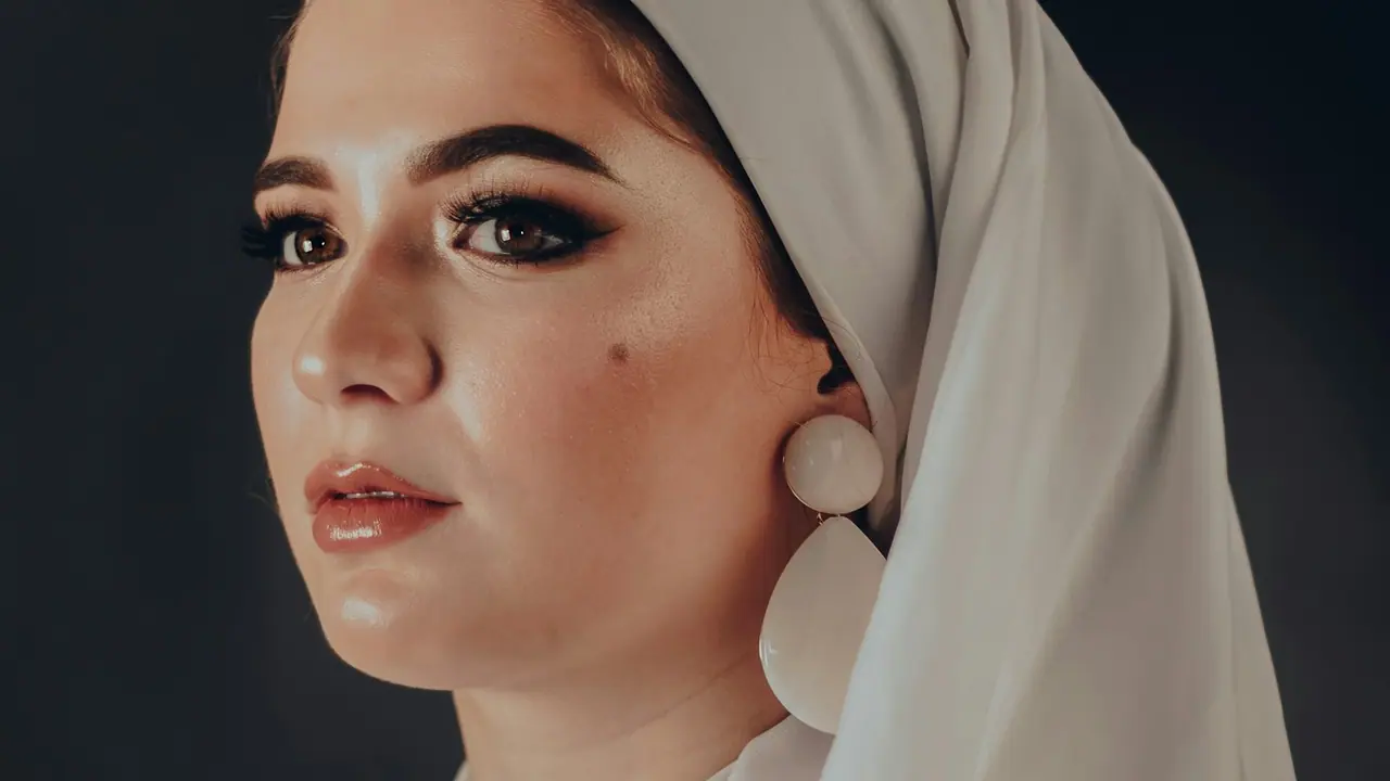 Frau mit elfenbeinfarbenem Hijab