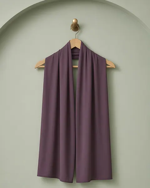 Hijab de punto líquido – Ciruela – en percha