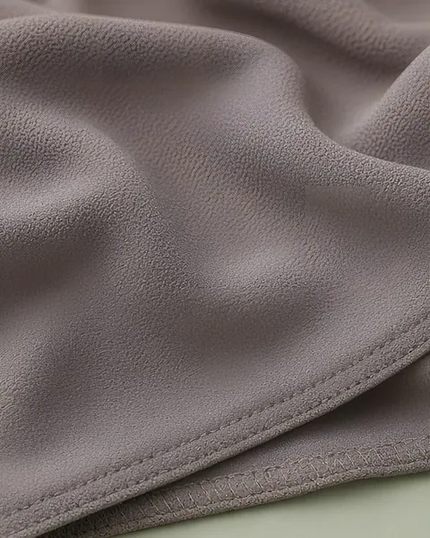 Hijab en crêpe Medina – Champignon – gros plan sur le tissu
