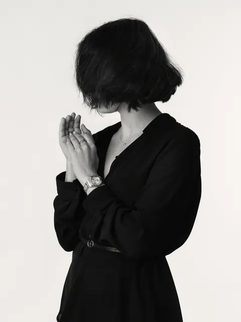 Model in Schwarz, taillierte Silhouette