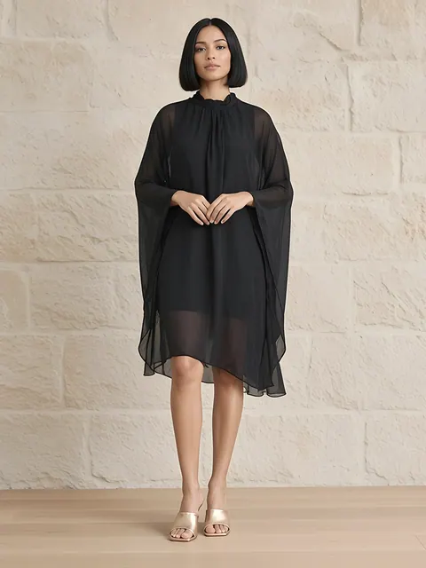 Chiffon jurk met hoge hals en cape-mouwen – zwart, Chiffon van viscose en zijde