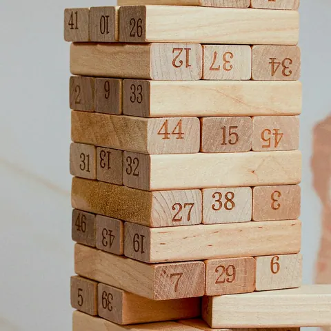 Jeu d’équilibre des chaises – détail de la matière et des finitions