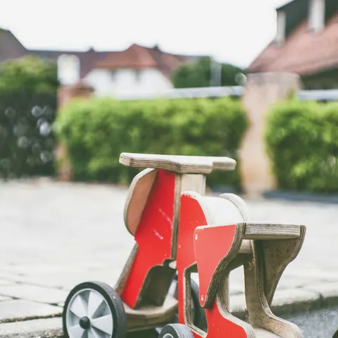 Holz-Rutschmotorrad, rot