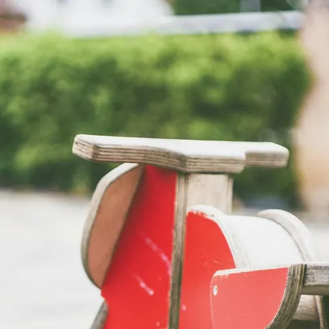 Moto correpasillos de madera, roja – detalle del tejido y los acabados