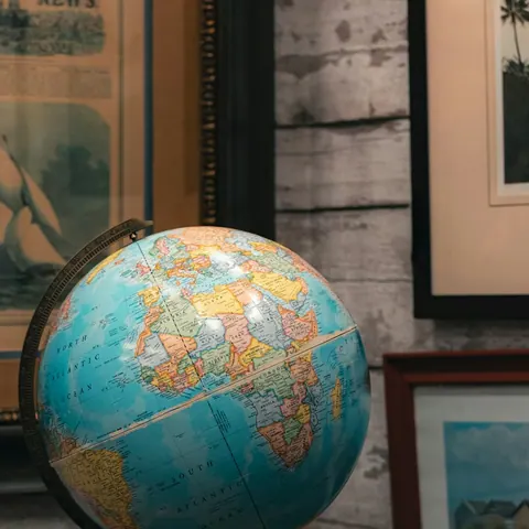 Mappamondo interattivo con video – dettaglio di tessuto e finiture