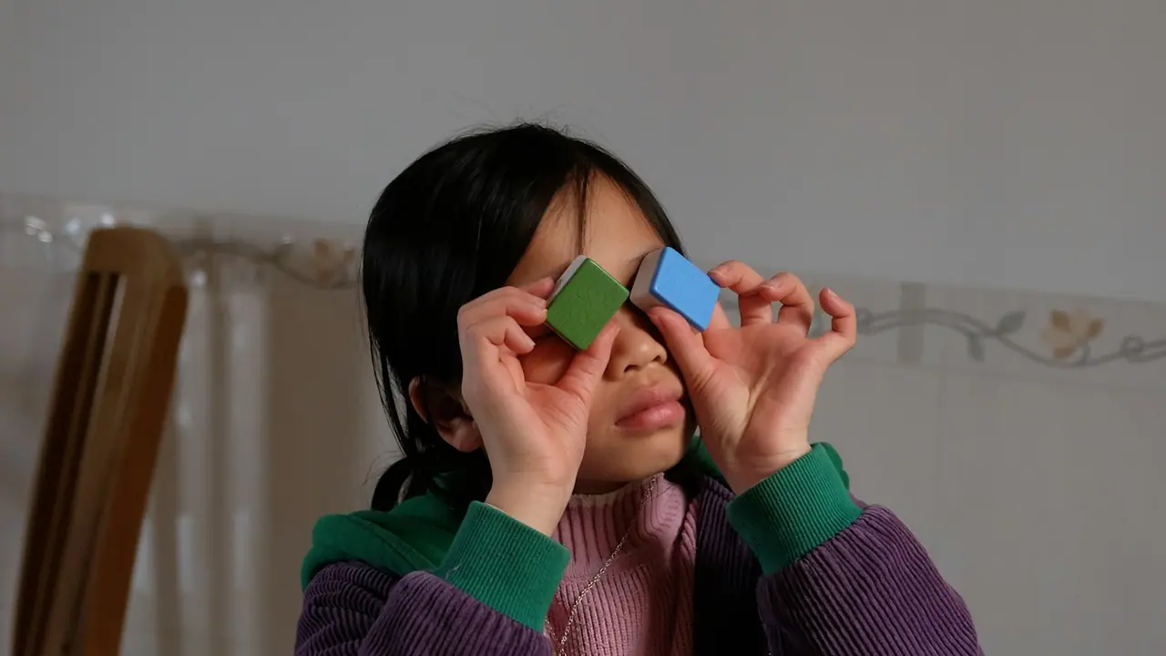 Kind spielt mit Spielsteinen