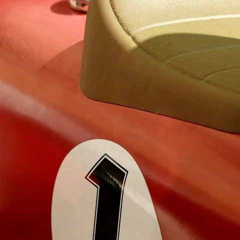Coche de pedales retro, rojo – detalle del tejido y los acabados