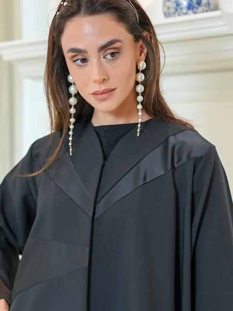 Amal klassieke abaya – detail van stof en afwerking